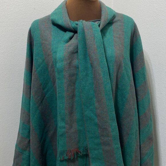 Triona Design Roisin Cape Poncho Donegal
Plaid Wool Ireland One Size Fits Most - Picture 2 of 8